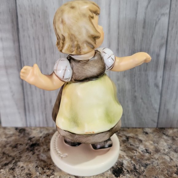 M.I. Hummel Club "Spring Waltz" #912/B tmk-8  2007/2008 membership year. - Picture 5 of 6